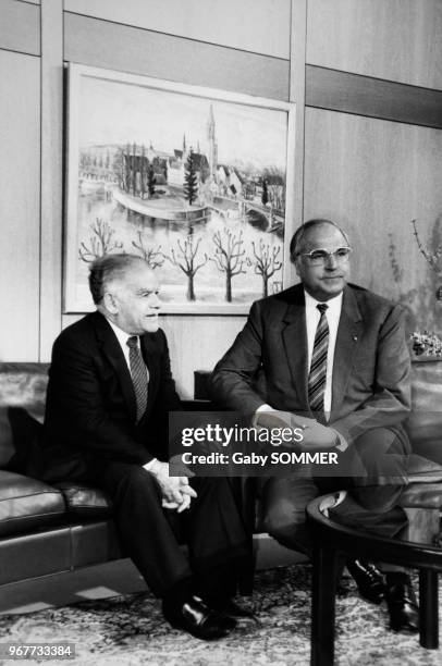 Portrait du ministre des Affaires Etrangères Izthak Shamir et du chancelier ouest-allemand Helmut Kohl le 26 février 1985 à Bonn, Allemagne.