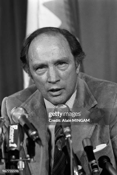 Le premier ministre canadien Pierre Elliott Trudeau donne une conférence de presse à Paris le 13 mai 1977, France.