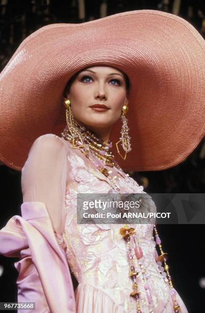 Carla Bruni lors du défilé haute couture de Christian Lacroix le 24 janvier 1993 à Paris, France.