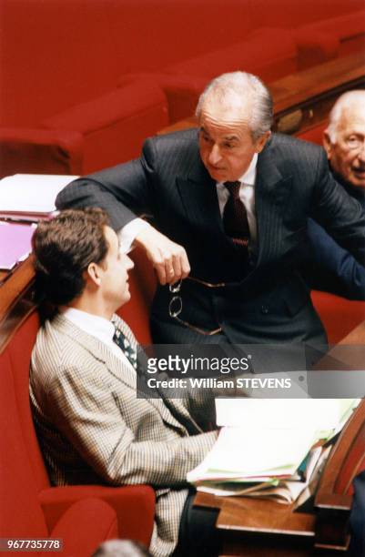 Nicolas Sarkozy et Edouard Balladur assis dans l'hémicycle le 22 octobre 1996 à Paris, France.