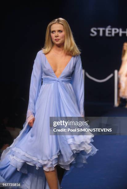 Portrait de Diane d'Orléans défilant en robe du soir pour le créateur Stéphane Rolland lors d'un défilé le 19 octobre 1995 à Paris, France.