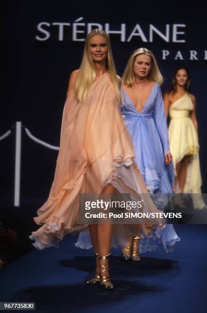 Portrait d'Hélène de Yougoslavie et de Diane d'Orléans défilant en robe du soir pour le créateur Stéphane Rolland lors d'un défilé le 19 octobre 1995...