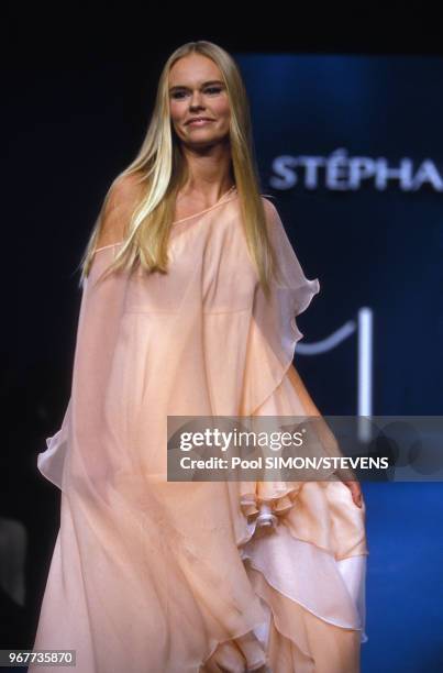 Portrait dle Princesse Hélène de Yougoslavie défilant en robe du soir pour le créateur Stéphane Rolland lors d'un défilé le 19 octobre 1995 à Paris,...