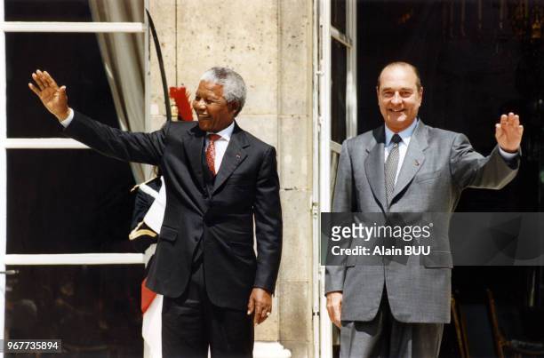 Nelson Mandela reçu par Jacques Chirac à l'Elysée le 14 juillet 1996 à Paris, France.