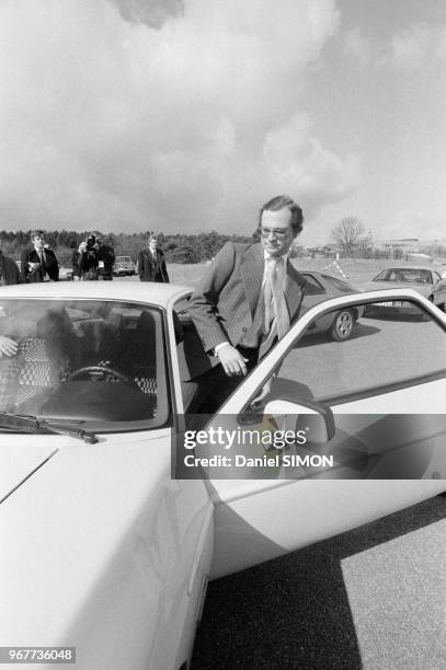 Le Roi Carl Gustav de Suède essai une Porsche lors de sa visite de l'usine du constructeur à Weissach le 23 mars 1979, Allemagne.