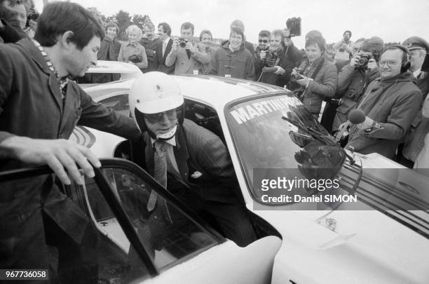 Le Roi Carl Gustav de Suède essai une Porsche lors de sa visite de l'usine du constructeur à Weissach le 23 mars 1979, Allemagne.