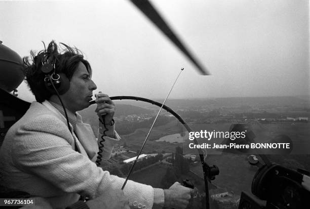 Lionel Poilâne dans son hélicoptère le 27 octobre 1977 dans les environs de Paris, France.