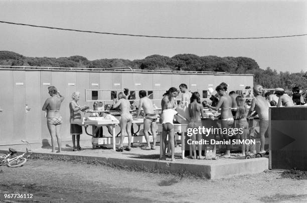 Scènes de vacances dans un camping sur la Côte d'Azur le dimanche 22 juillet 1978, France.