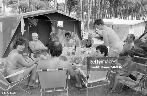Vacanciers dans un camping sur la Côte d'Azur le dimanche 22 juillet 1978, France.