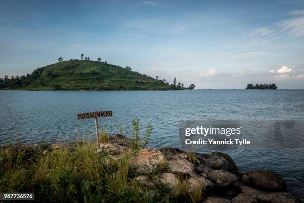 lake kivu at the rwandan side close to gisenyi - lago kivu fotografías e imágenes de stock