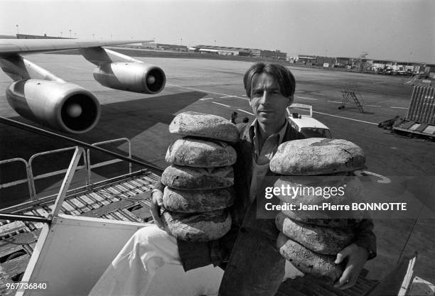 Lionel Poilâne exporte son pain dans le monde entier. Ici à l'aéroport de Roissy le 27 octobre 1977, France.