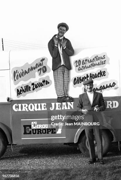 Le clown français Achille Zavatta, devant une publicité de son cirque sur un camion, en France, le 27 mars 1970.