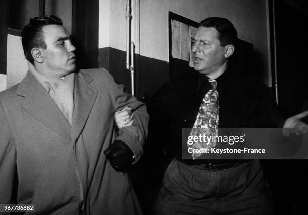 Le boxeur français Robert Villemain et son entraîneur Jean Bretonnel lors d'une discussion le 28 décembre 1949.