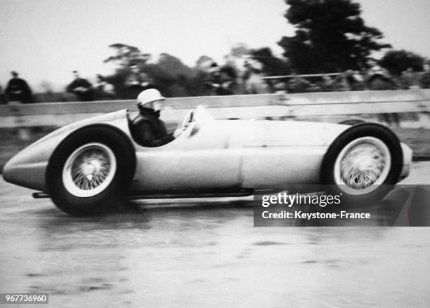 Le pilote Reg Parnell au volant de sa BRM photographié durant la course de vitesse sur le circuit de Goodwood dans le Sussex, Royaume-Uni le 30...