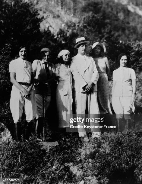 Le roi Zog Ier d'Albanie photographié lors d'une excursion entourée de jeunes femmes, en Albanie le 22 mars 1935.