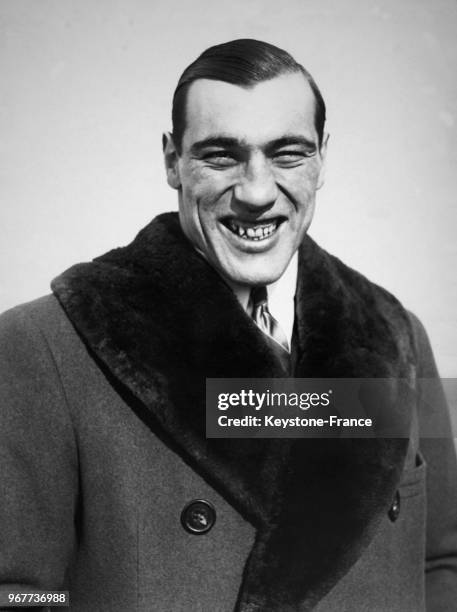 Le boxeur italien Primo Carnera, véritable géant de la catégorie poids lourd, à son arrivée le 13 janvier 1931 à New York.