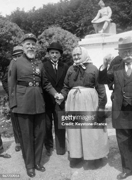Le Général Gouraud sourit à côté de la cantinière Malvinia en poste depuis 64 ans, lors d'un déjeuner de mille anciens Saint-Cyriens le 25 mai 1936...