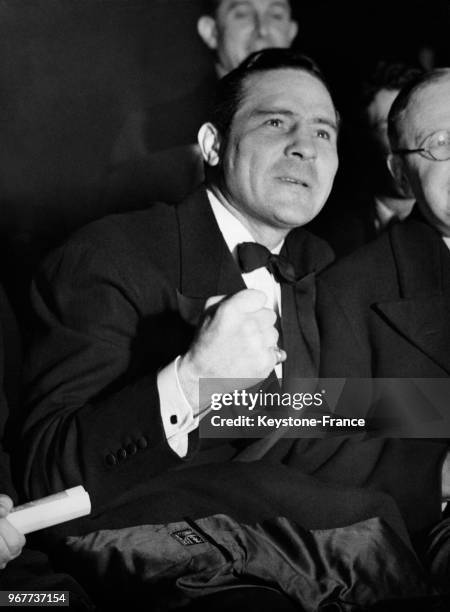 Le boxeur américain Max Baer assiste à un match de boxe dont il rencontrera le vainqueur le 15 mars 1937 au Royaume-Uni.