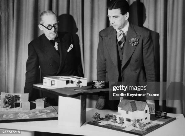 Architecte Le Corbusier regarde la maquette d'une maison de campagne avec Arundel Clarke, le 21 octobre 1938.