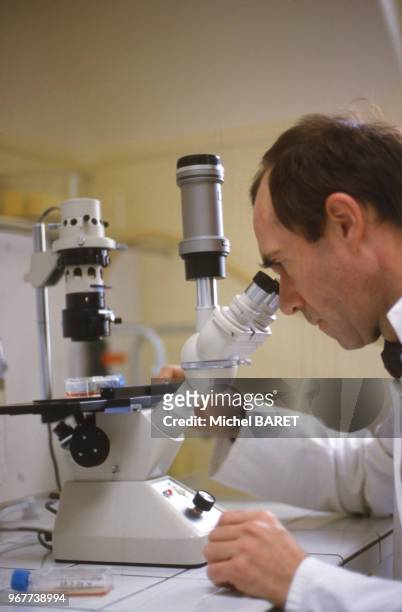 Le médecin français Jean-Paul Escande dans son laboratoire, le 27 juin 1985, France.