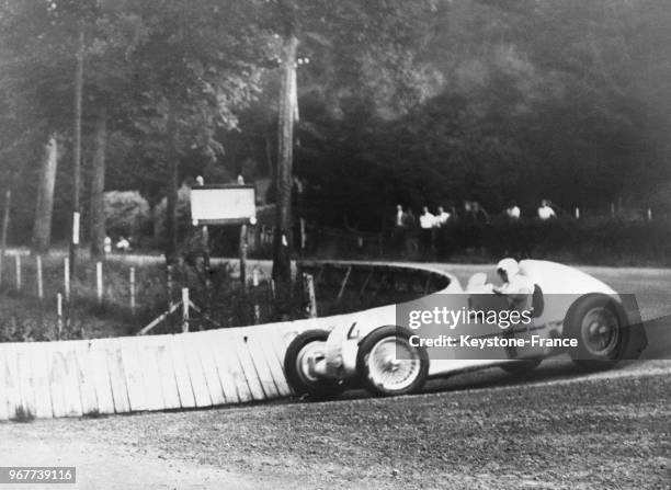 Un passage de Manfred von Brauchitsch dans sa Mercedes-Benz, en Belgique le 14 juillet 1935.