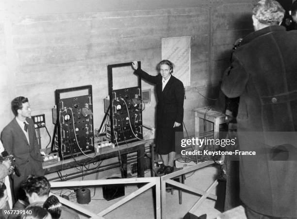 Le physicien Francis Perrin et la physicienne et Prix Nobel de chimie française Irène Joliot-Curie aux commandes de la première pile atomique mise au...