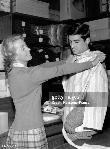 Danielle Darrieux et Jean-Claude Brialy dans le film 'Les Yeux de l'amour' de Denys de La Patelliere, en France, le 19 octobre 1959.