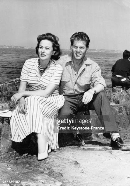 Nadia Gray et Jean-Pierre Aumont aux îles de Lérins, en marge du Festival international du film de Cannes, en France, le 30 avril 1955.