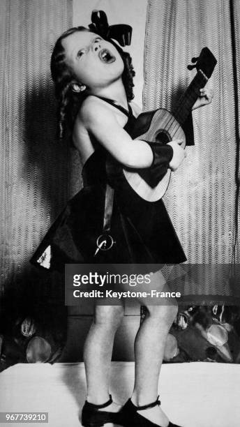 Myrtile Green, cinq ans, fille de la chanteuse Lucile Morel, joue du ukulélé et peut réciter des scènes entières de Shakespeare le 29 décembre 1935.