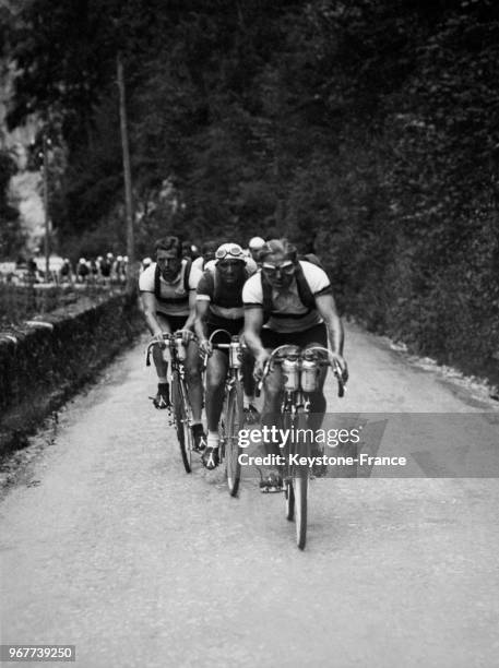 6e étape du Tour de France, le peloton file après le col des Aravis emmené par Ezquerra, en France le 14 juillet 1936.
