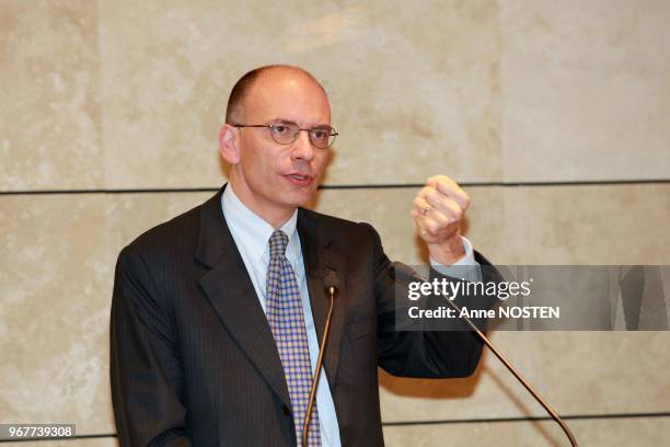 Le premier ministre Italien Enrico Letta durant la visite de la societe Sorin un an apres le seisme en Emilie-Romagne, le 30 mai 2013 a Mirandola,...