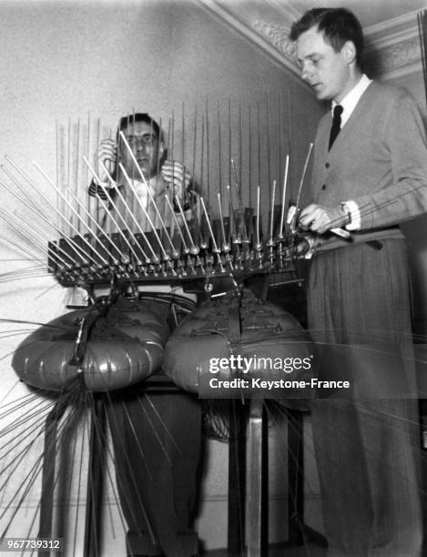 Le compositeur Jacques Lasry et l'inventeur François Baschet devant leur nouvel instrument de musique, le 15 mai 1956.