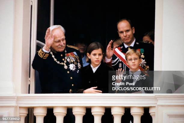 Les princes Rainier et Albert de Monaco, la princesse Caroline à l'arrière-plan ainsi que ses enfants au premier plan Charlotte Casiraghi et Pierre...