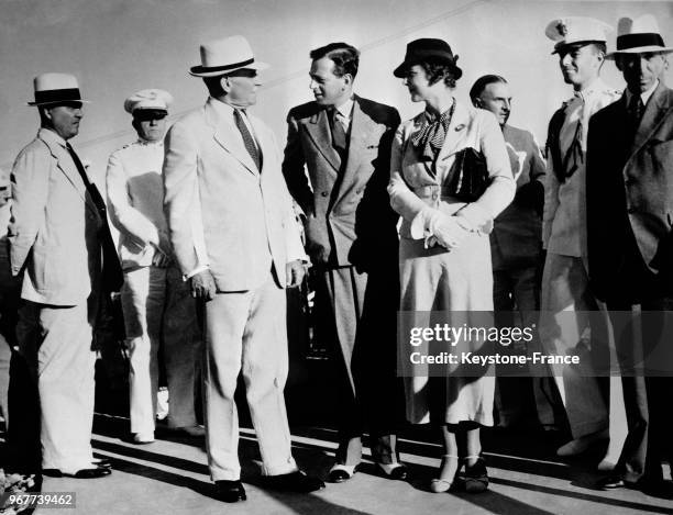 Le duc et la duchesse de Kent accueillis par le gouverneur Blanton Winship à leur arrivée à Porto Rico le 22 février 1935.