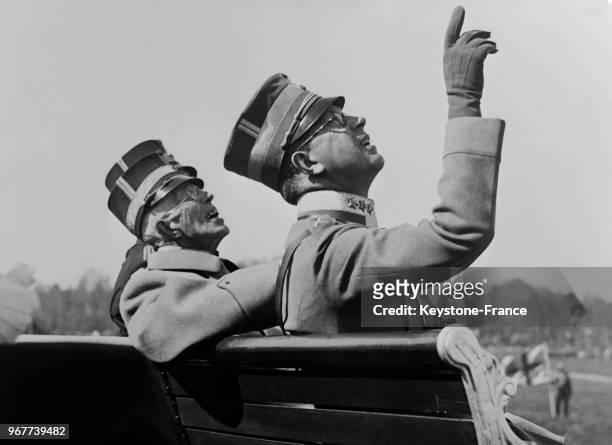 Le roi Gustave de Suède et le prince héritier Gustave-Adolphe assistent à des manoeuvres aériennes près de Stockholm, Suède le 13 mai 1936.