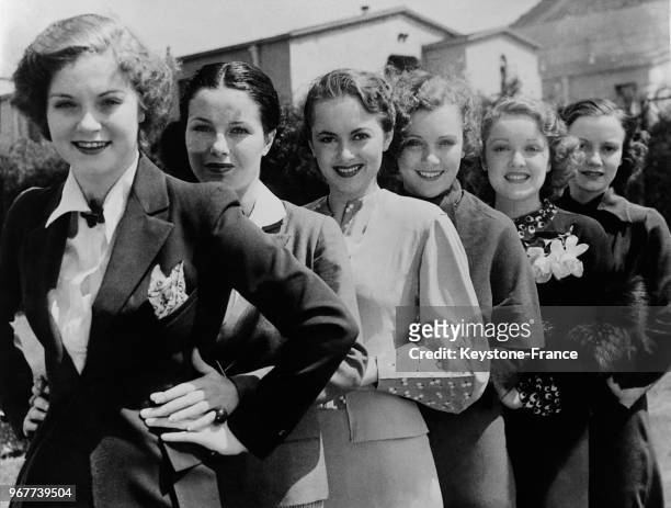 Les six nouveaux 'espoirs' des studios Warner-Bros avec de gauche à droite, June Martel, June Travis, Olivia de Havilland, Nan Grey, Maxine Doyle et...