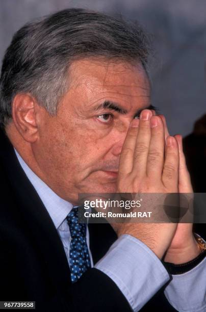 Le ministre de l'Economie, des Finances et de l'Industrie, Dominique Strauss-Kahn lors d'une visite à Achères, le 17 février 1998, France.