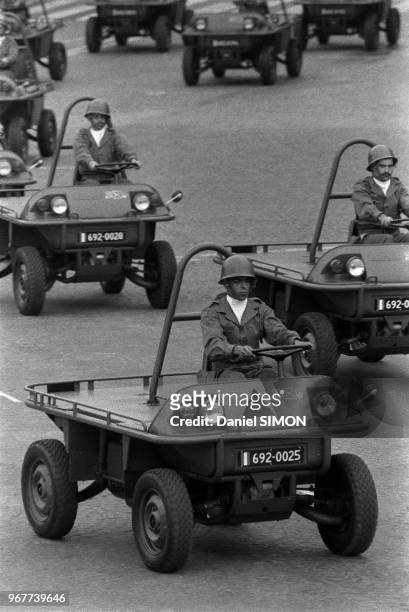 Parade de véhicules militaires lors du défilé du 14 juillet 1979 entre République et Bastille par mesure d'économie, Paris, le 14 juillet 1979,...