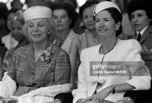 Mme Barre et Anne-Aymone Giscard d'Estaing lors du défilé du 14 juillet 1979 à Paris, France.