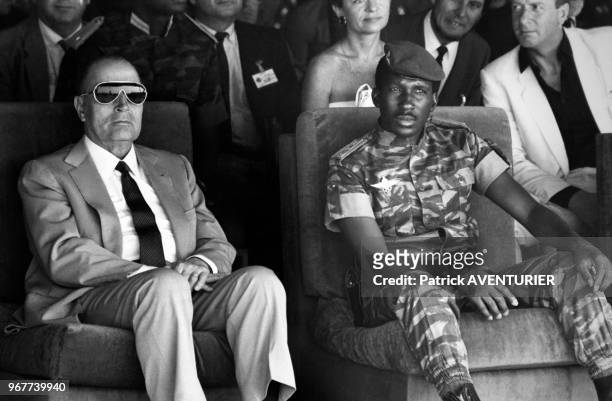 Portrait de Thomas Sankara, président burkinabé et de François Mitterrand, président français lors d'un voyage officiel de ce dernier le 18 novembre...