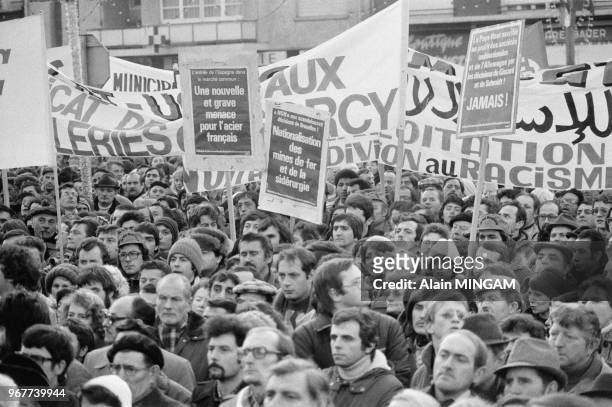 Manifestation de 20.000 grévistes contre les licenciements dans les usines sidérurgiques d'USINOR à Longwy le 19 décembre 1978, france.