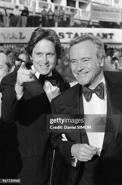 Les acteurs américain Michael Douglas et Jack Lemmon lors du Festival de Cannes le 24 mai 1979, France.