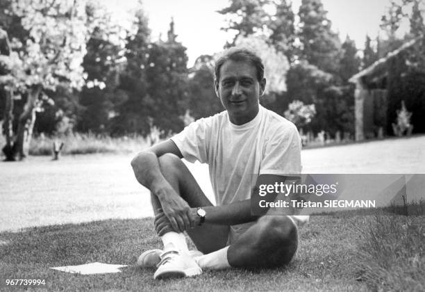 Portrait de Bertrand Delanoe, député de Paris et membre du parti socialiste, en short le 17 août 1985 à Avignon, France.