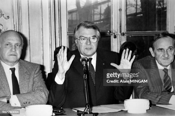 Portrait de Pierre Mauroy, Premier ministre, présentant à Matignon son programme sur l'insertion des jeunes le 28 novembre 1983 à Paris, France.
