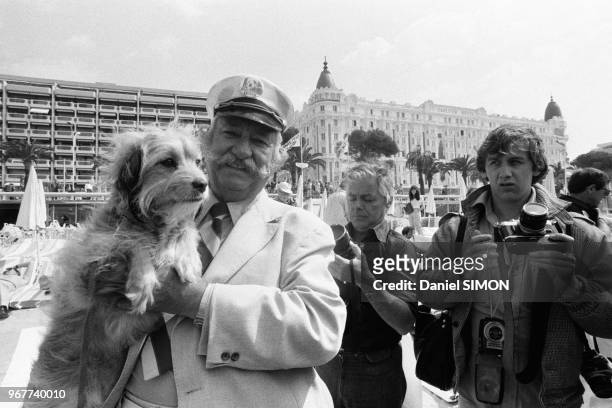 Le chien acteur Benji avec son entraîneur Frank Inn au Festival de Cannes le 22 mai 1979, France.