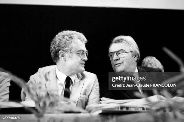 Portrait de Lionel Jospin et de Pierre Mauroy lors de la convention nationale du PS le 19 juin 1982 à Cachan, France.