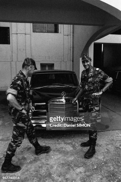 Des militaires français posent à côté de la Mercedes de Bokassa après sa fuite, le 24 septembre 1979, République Centrafricaine.