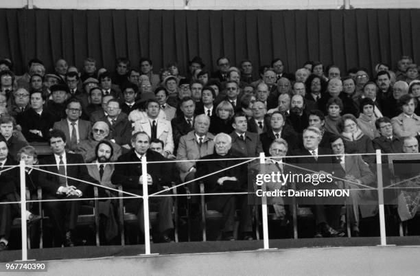 Des membres du gouvernement et des personnalités politiques assistent aux funérailles du poète communiste Louis Aragon le 28 décembre 1982 à Paris,...