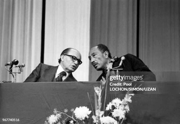 Portriat de Ménahem Bégin, Premier ministre israélien et d'Anouar el-Sadate, président égyptien lors d'une conférence de presse le 21 novembre 1977 à...