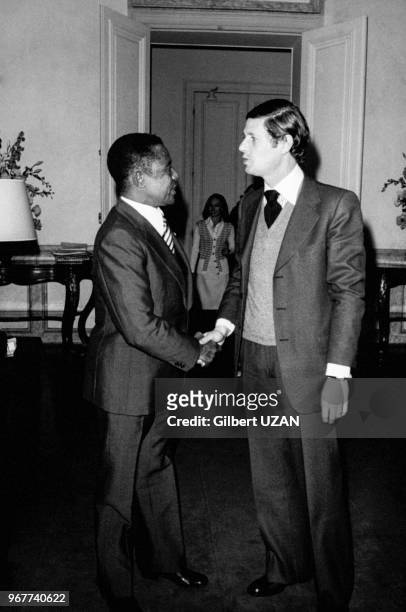 Portrait d'Ahmed Abdallah, dirigeant comorien rencontrant Olivier Stirn, secrétaire d'Etat à l'Outre-Mer le 31 décembre 1974 à Paris, France.
